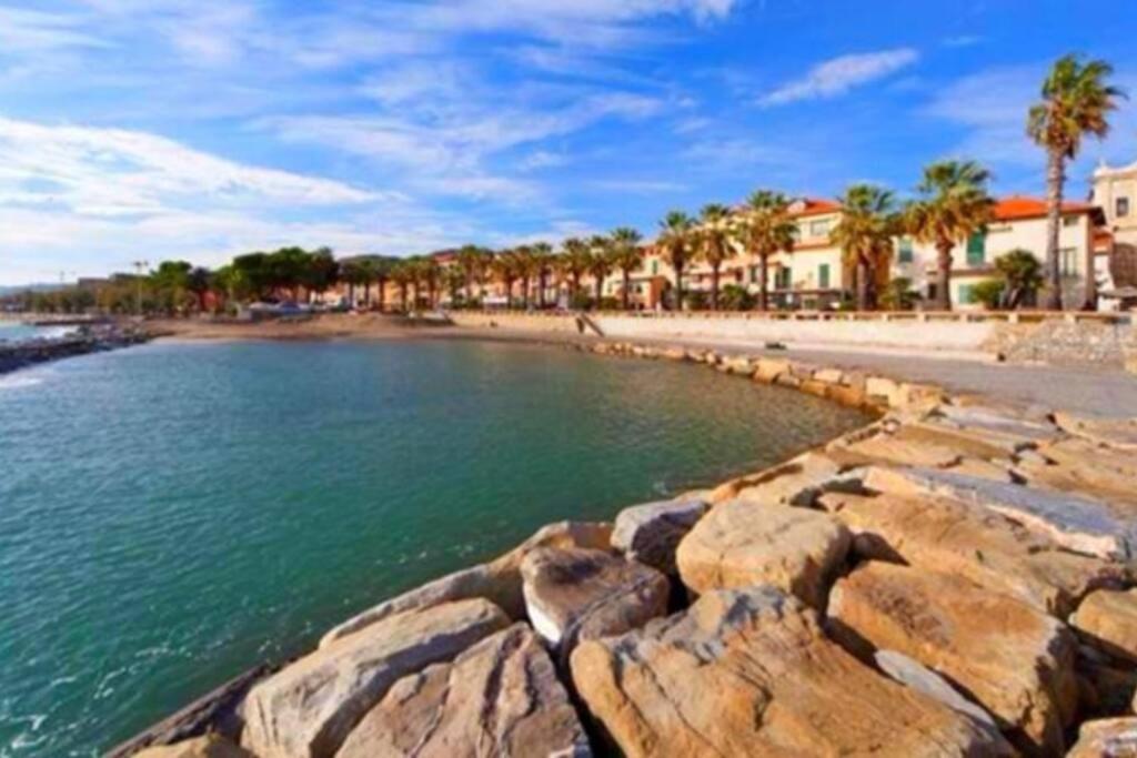 Appartamento 50 Mt Mare Con Parcheggio Riservato Riva Ligure Kültér fotó